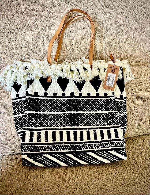 Bolso tipo cesto con etiqueta