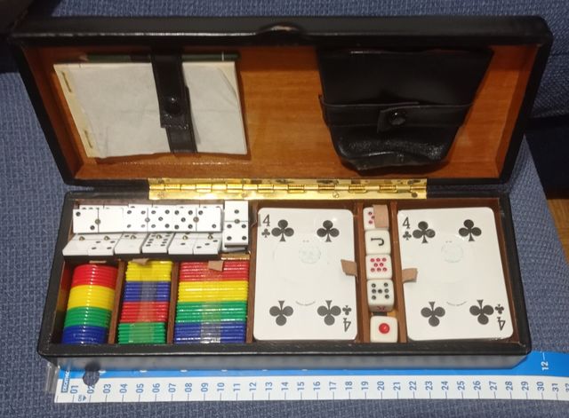 Estuche con juegos de mesa