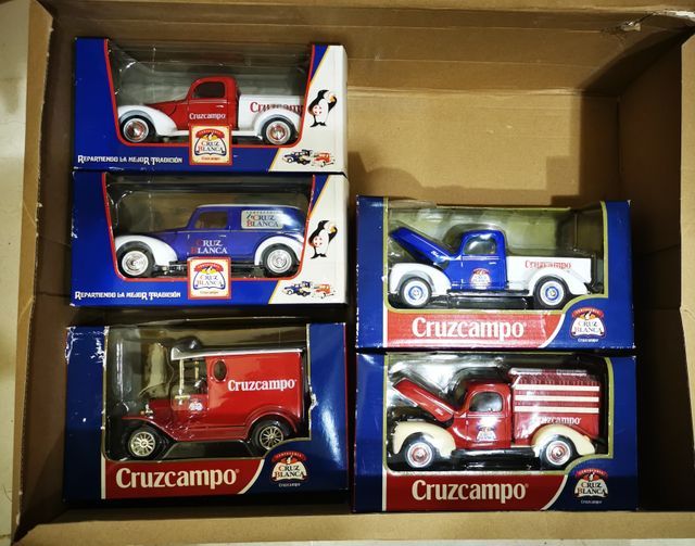 5 coches de juguete Cruzcampo Cruz Blanca