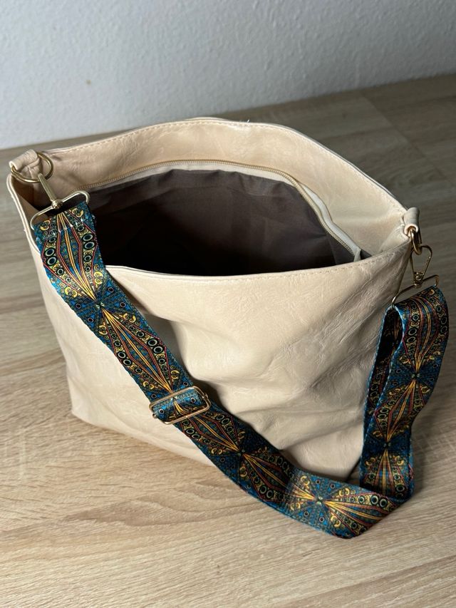 Bolso de hombro de gran capacidad.