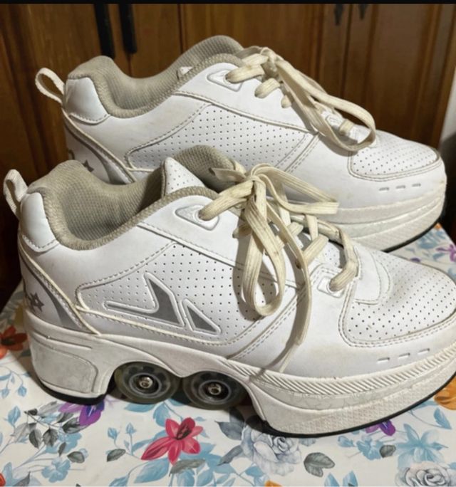 Zapatilla deportiva con rueda abatible