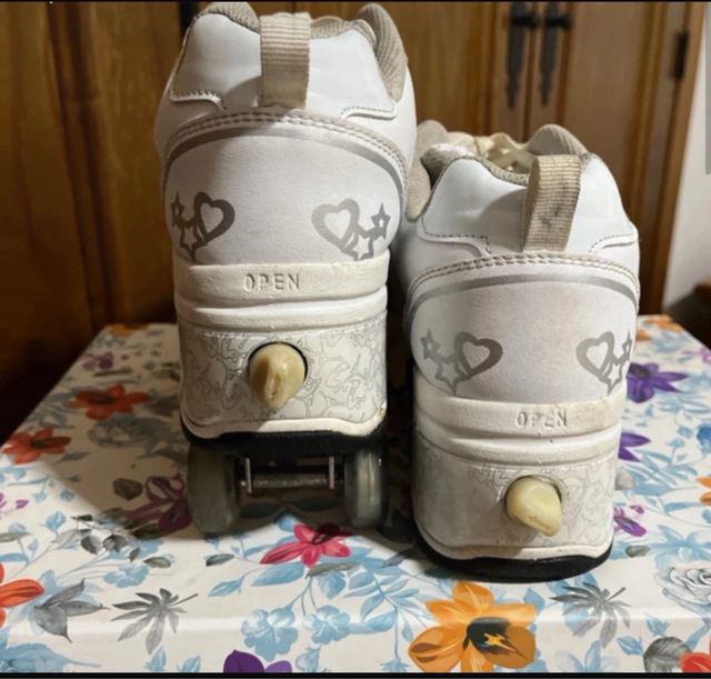 Zapatilla deportiva con rueda abatible