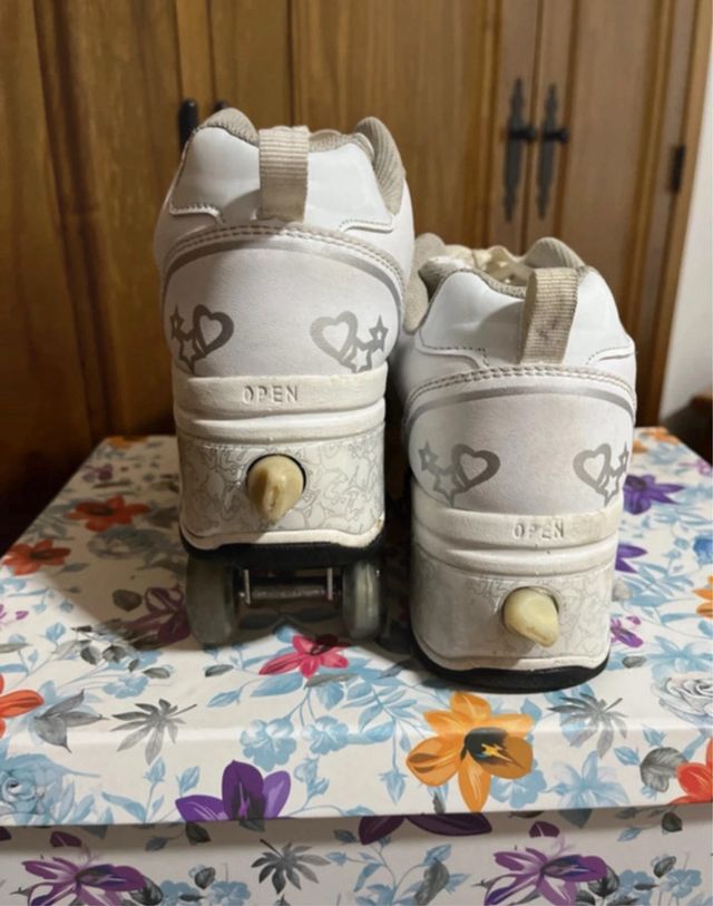 Zapatilla deportiva con rueda abatible