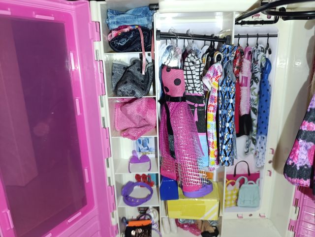 Armario barbie muñeca y complementos