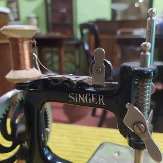 MAQUINA DE COSER SINGER EN MINIATURA