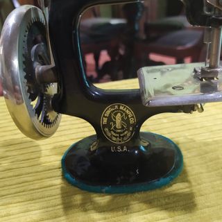 MAQUINA DE COSER SINGER EN MINIATURA