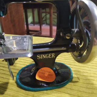 MAQUINA DE COSER SINGER EN MINIATURA