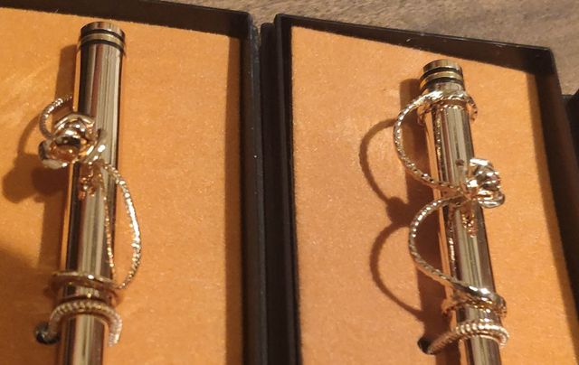 Bolígrafo dorado con motivo floral