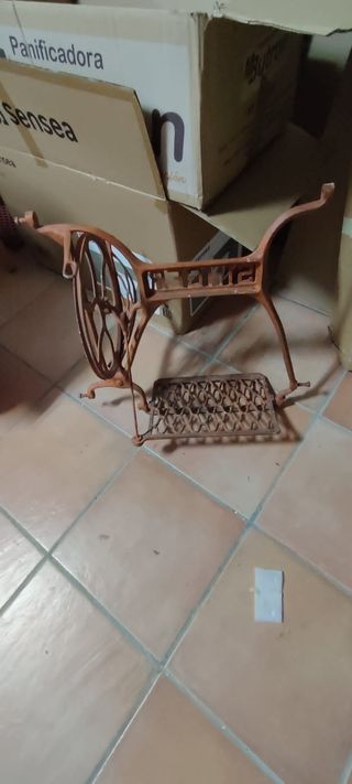 Mesa de patas de maquina de coser antigua.