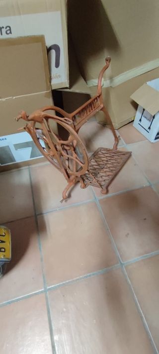 Mesa de patas de maquina de coser antigua.