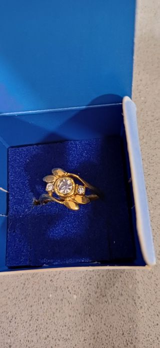 Anillo AVON modelo Yvone
