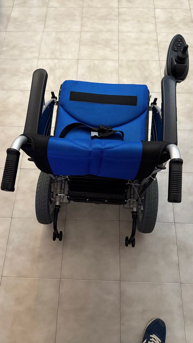 Silla de ruedas eléctrica plegable
