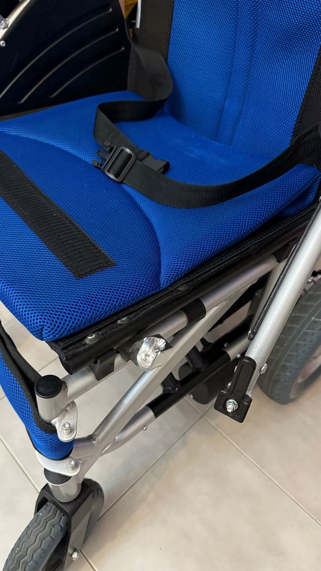 Silla de ruedas eléctrica plegable