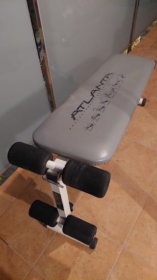 Banco de abdominales y pesas