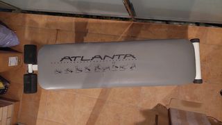 Banco de abdominales y pesas