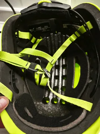 Casco Salewa duro color cactus.