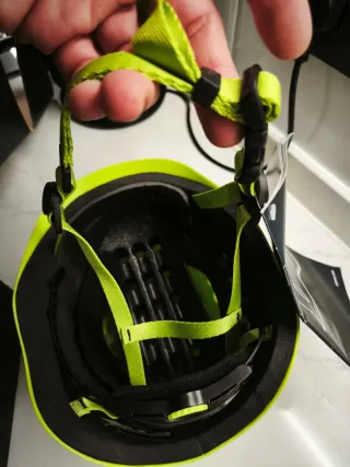 Casco Salewa duro color cactus.