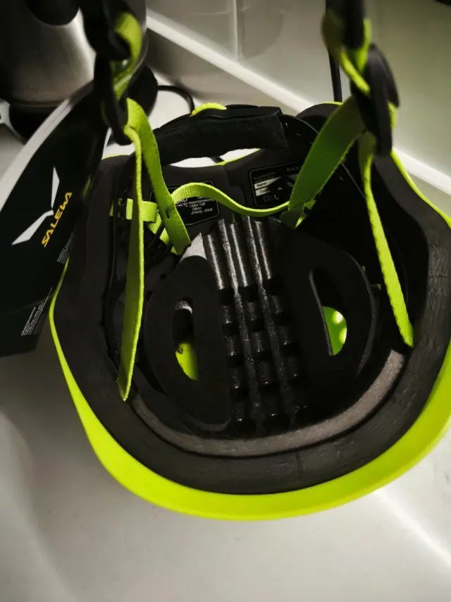 Casco Salewa duro color cactus.