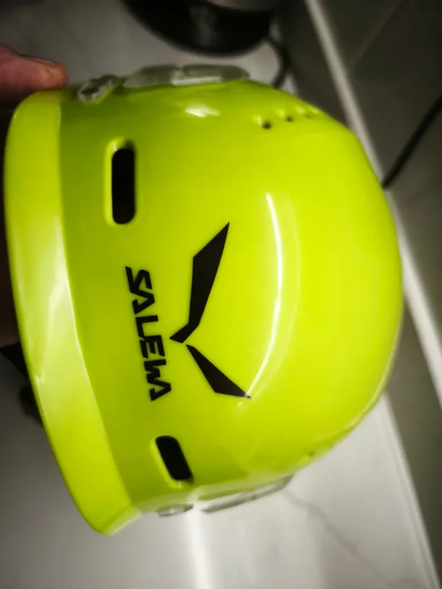 Casco Salewa duro color cactus.
