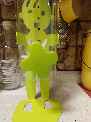 Simpatico e utile porta/dosatore cereali