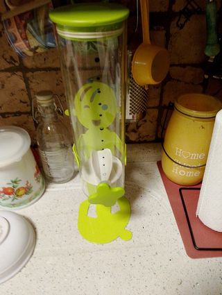 Simpatico e utile porta/dosatore cereali