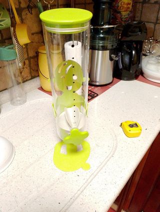 Simpatico e utile porta/dosatore cereali