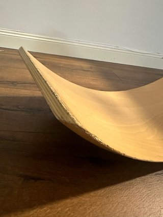 Tabla curva de haya montessori con bordes redondea