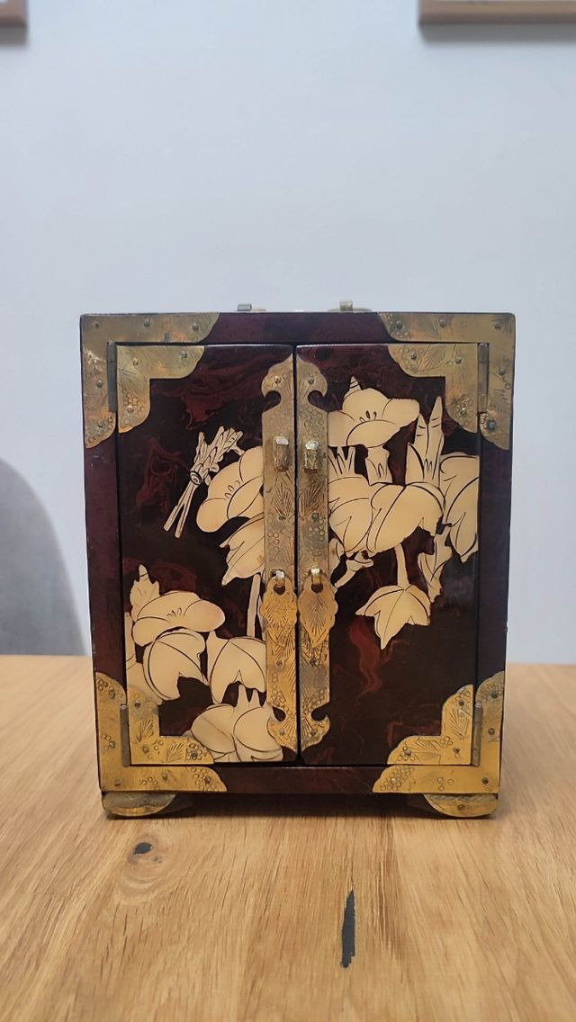 Joyero antiguo chino de cobre y nácar