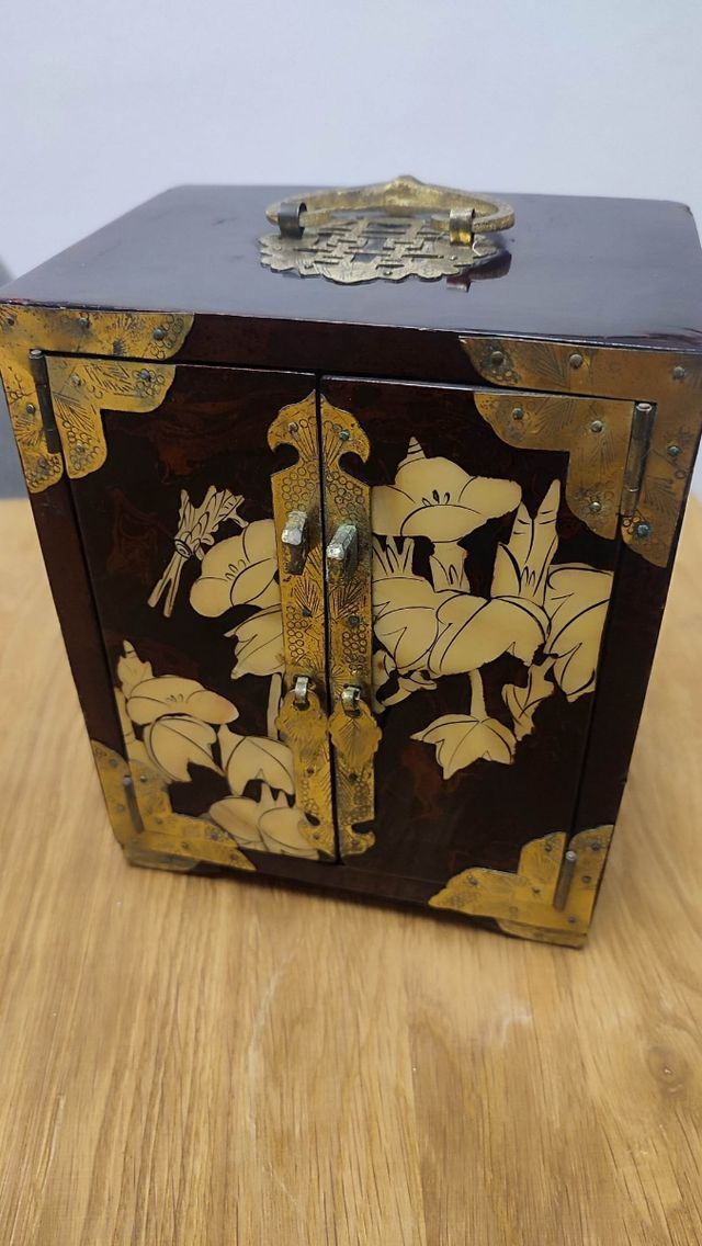 Joyero antiguo chino de cobre y nácar