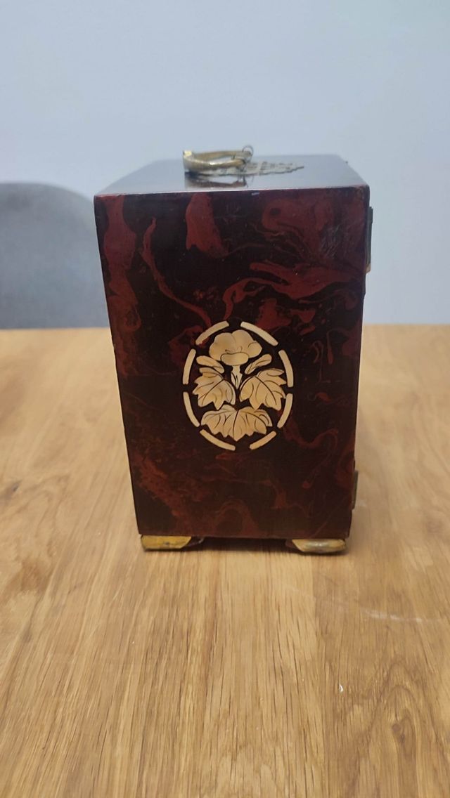 Joyero antiguo chino de cobre y nácar