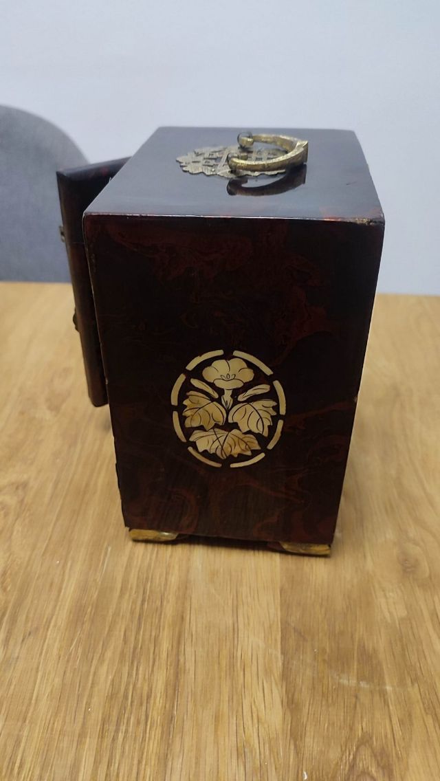 Joyero antiguo chino de cobre y nácar