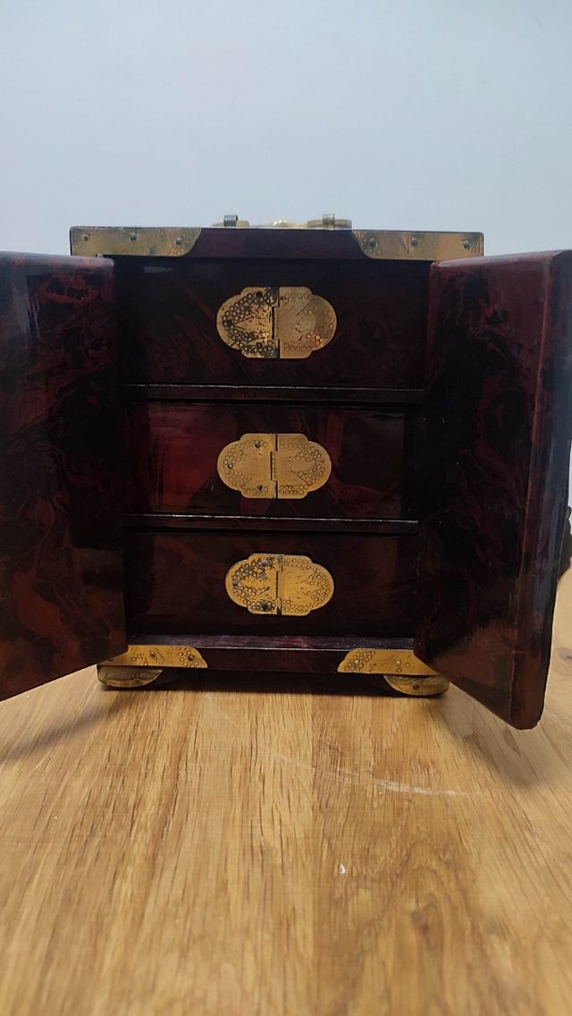 Joyero antiguo chino de cobre y nácar