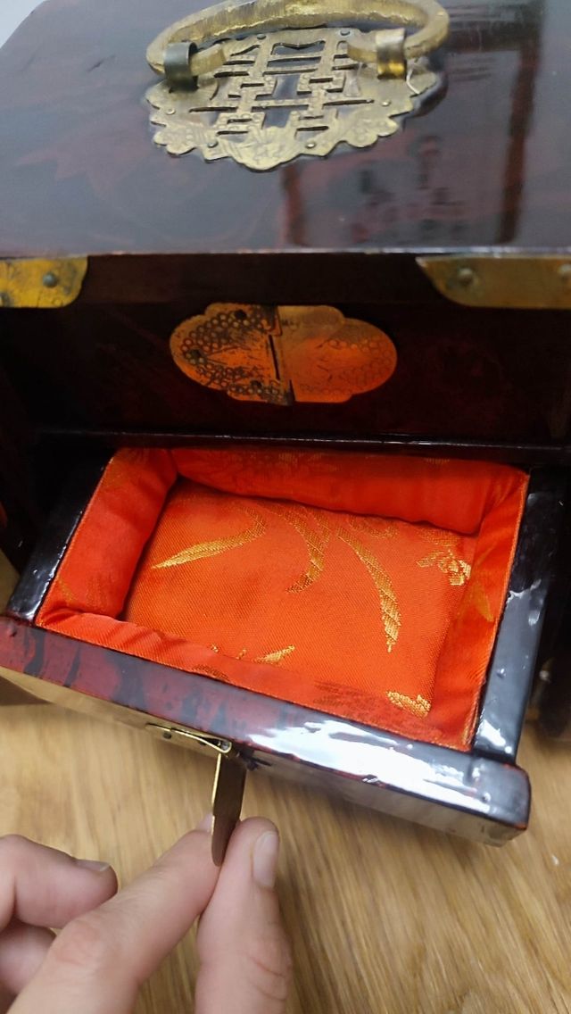 Joyero antiguo chino de cobre y nácar