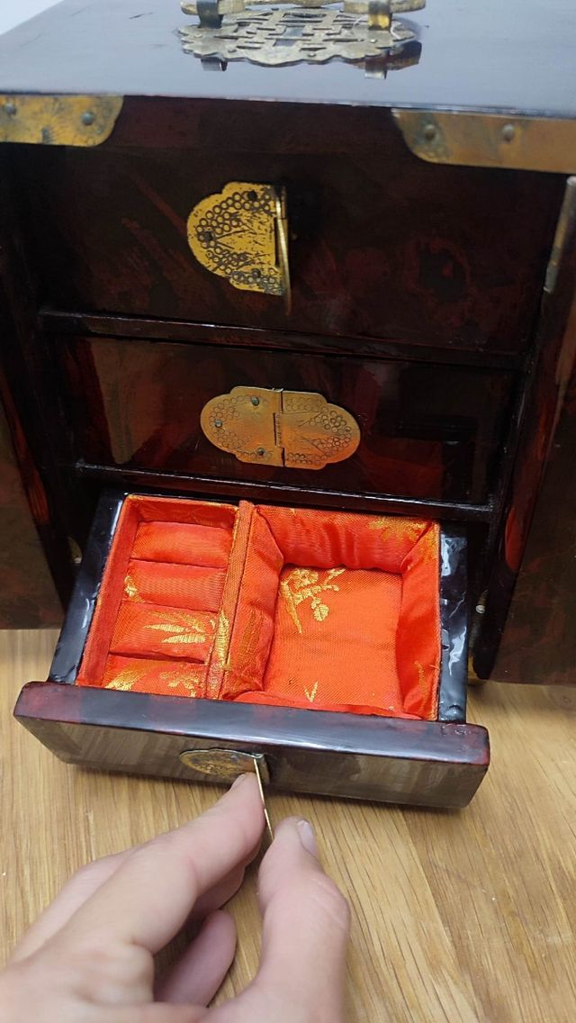 Joyero antiguo chino de cobre y nácar