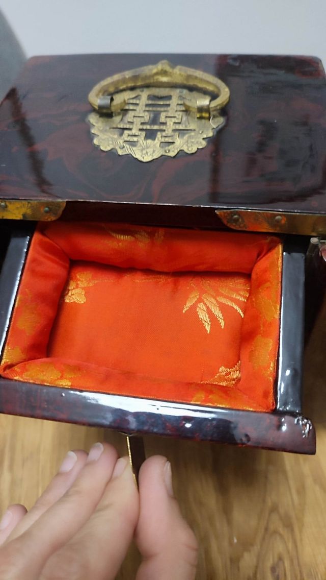 Joyero antiguo chino de cobre y nácar