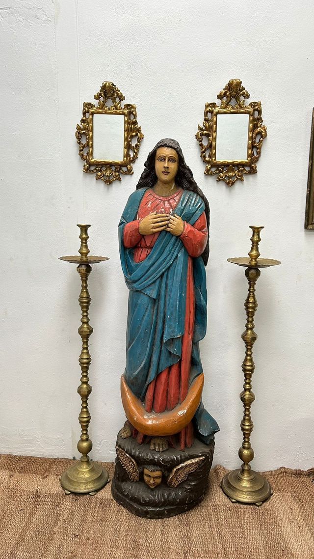 Virgen tallada en madera sobre ángeles