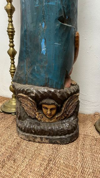 Virgen tallada en madera sobre ángeles