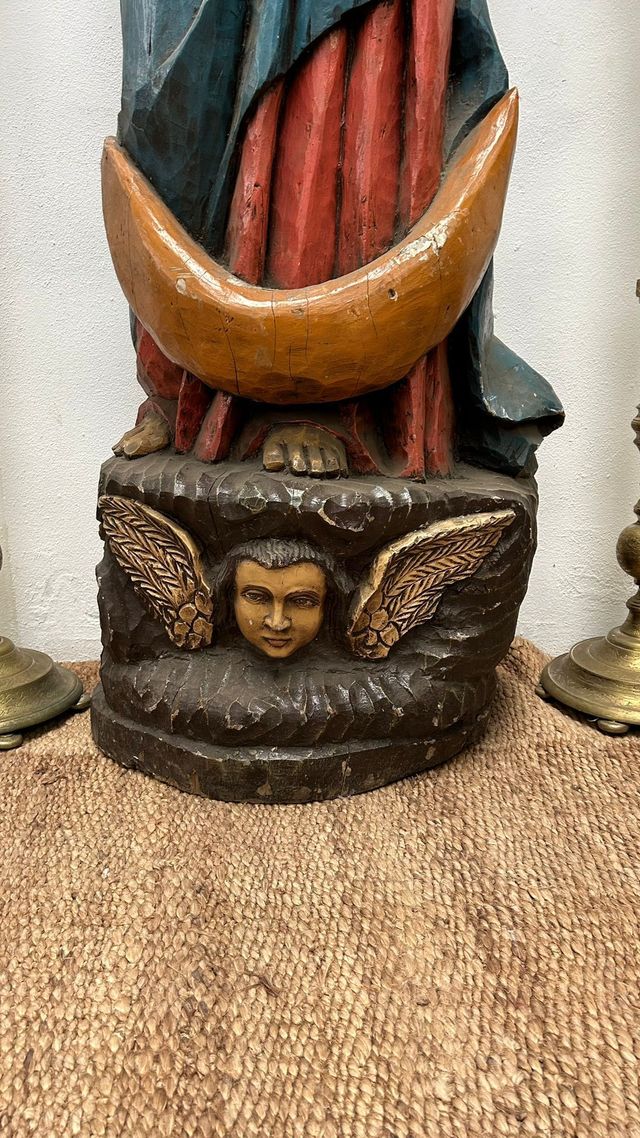 Virgen tallada en madera sobre ángeles