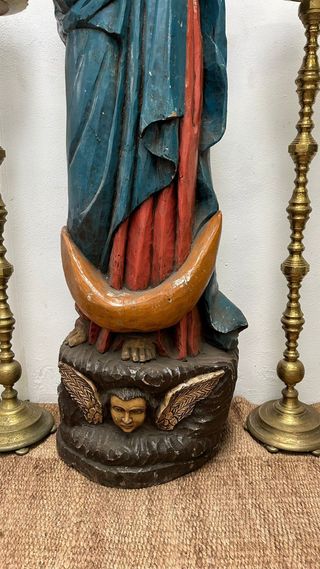 Virgen tallada en madera sobre ángeles