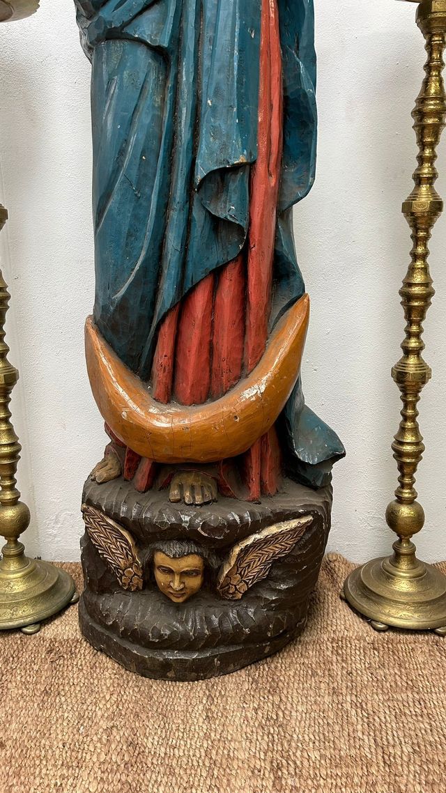 Virgen tallada en madera sobre ángeles