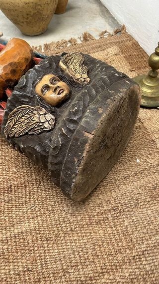 Virgen tallada en madera sobre ángeles