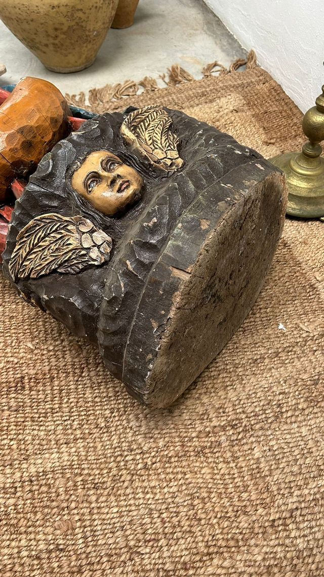 Virgen tallada en madera sobre ángeles