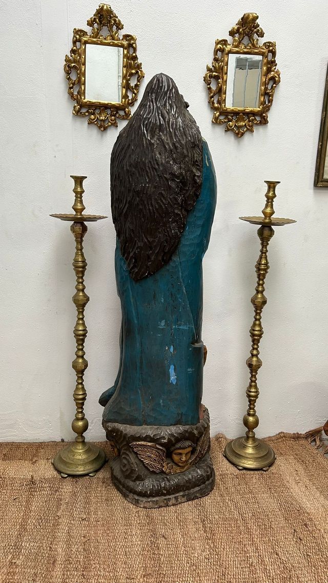 Virgen tallada en madera sobre ángeles