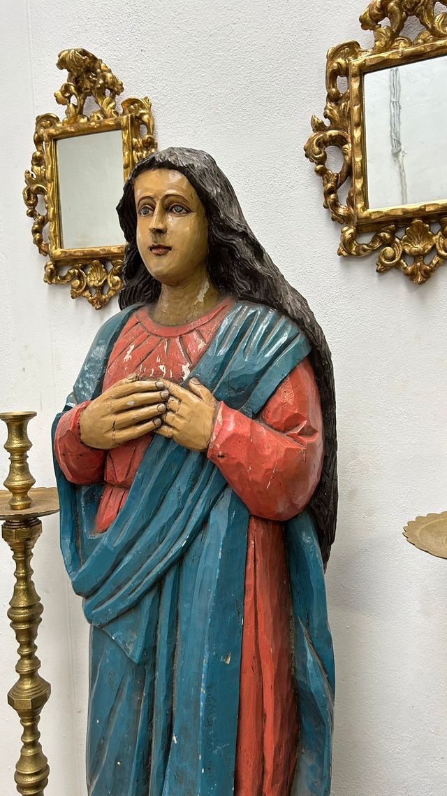 Virgen tallada en madera sobre ángeles