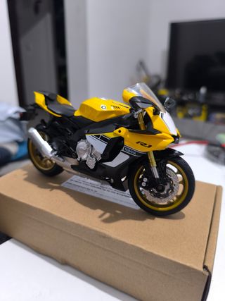 Yamaha R1 amarilla a escala 