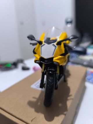 Yamaha R1 amarilla a escala 