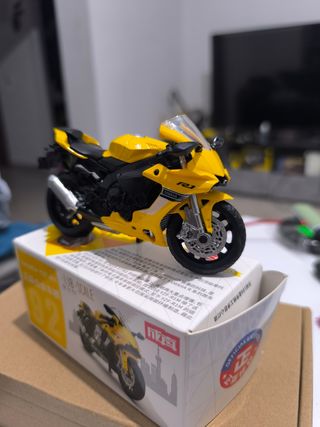 Yamaha R1 a escala 