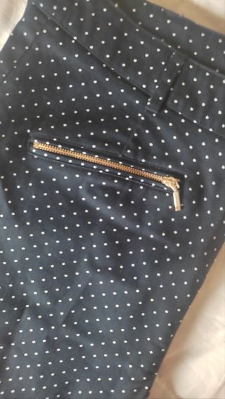 Pantalón con topos blancos