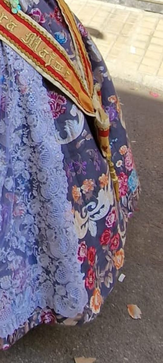 Vendo traje de fallera adulta .