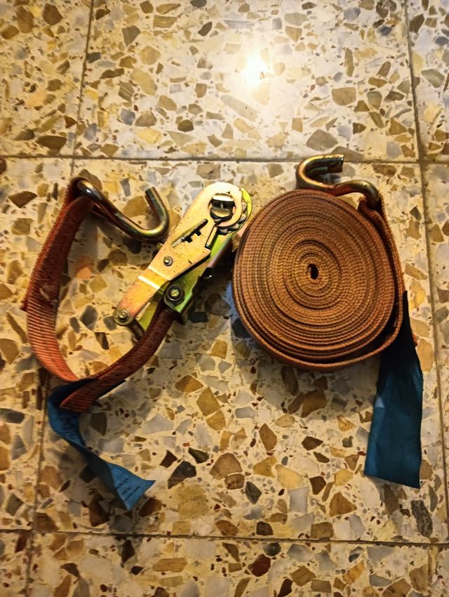 Correa, eslinga de carga o cincha de amarre.